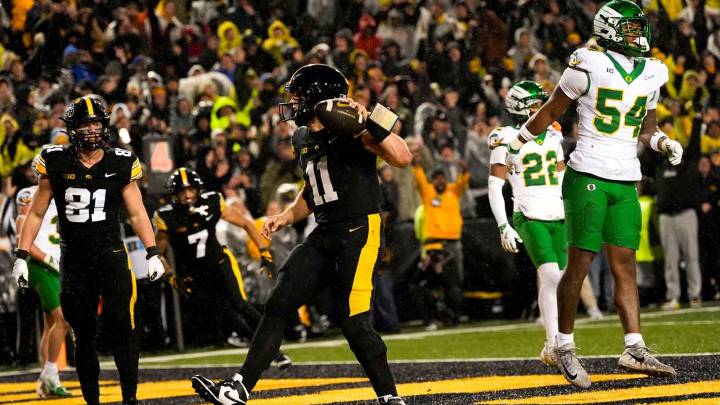 Iowa fans in shambles after stunning collapse against Oregon
