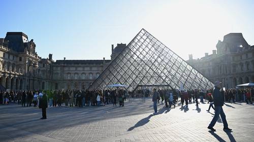4 more arrested in $102M Louvre jewel heist, Paris prosecutor says