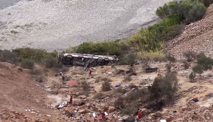 Tragedia en la carretera: Autobús cae a un abismo y mueren 37 personas (VIDEO)