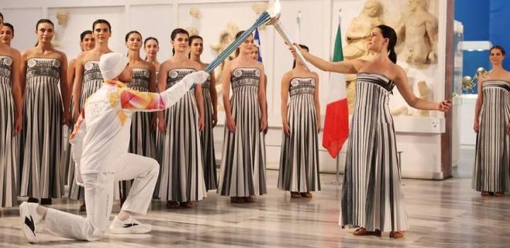 Encendida en Olimpia la antorcha olímpica de Milán