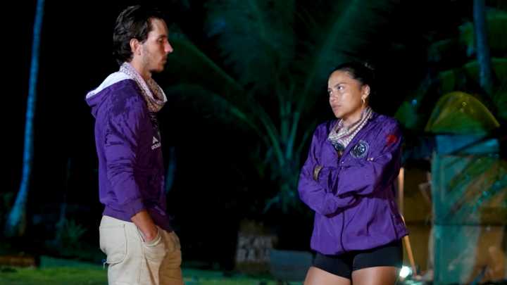 Helen habla con Roy de su adaptación en Panteras en La Isla