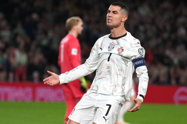 El momento en el que Cristiano Ronaldo golpeó a un jugador de Irlanda y fue expulsado
