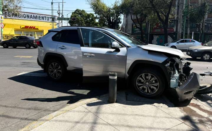 Choque de pipa de agua deja una persona lesionada; circulaba en sentido contrario