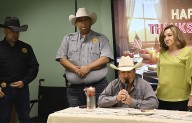 Sheriff convive con su personal por ‘Thanksgiving’ en Eagle Pass