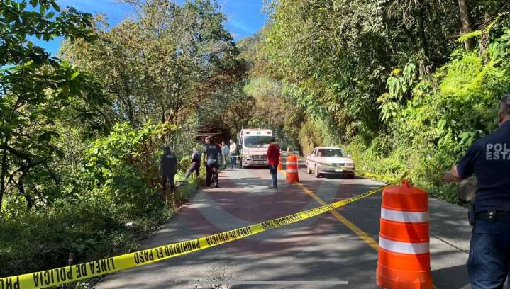 Un muerto y una herida tras caída de camioneta a barranco