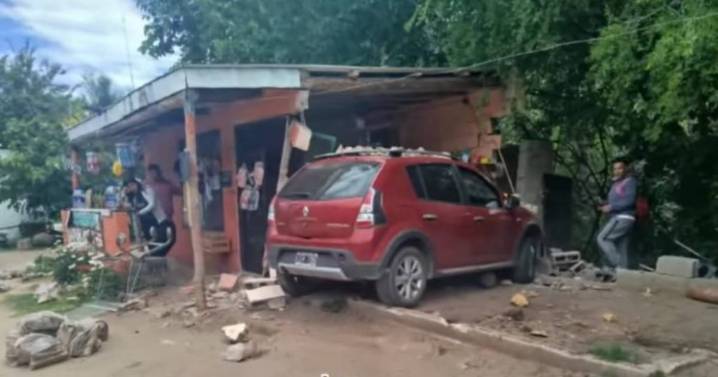 Cuatro heridos al estrellarse un automóvil contra un puesto de ventas