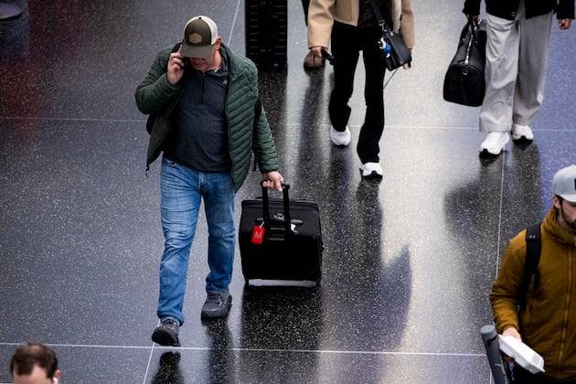 Storms in the South, snow in the North — and a map that shows every delay