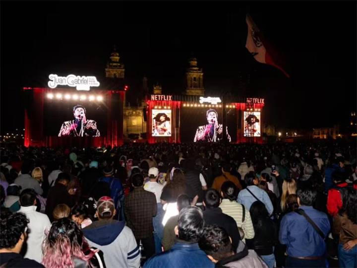 Más de 170 mil personas reviven en México concierto de Juan Gabriel