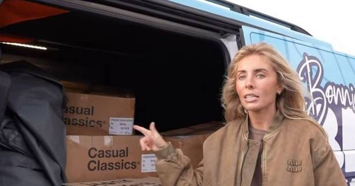 Bonnie Blue’s Bang Bus mobbed by over-excited schoolies shouting 'you in there'