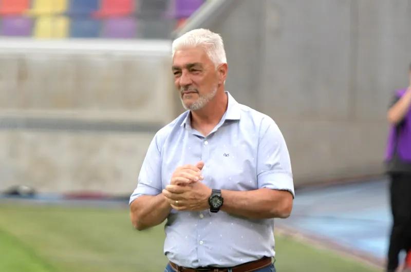 Omar De Felippe se fue conforme pese al empate