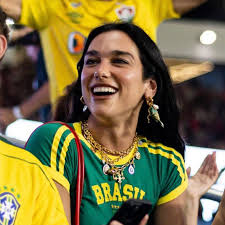 Dua Lipa estuvo presente en el clasico de Brasil en el Maracana