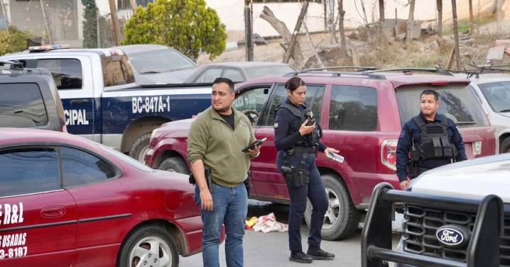 Atacan a balazos a adulto mayor en su vehículo