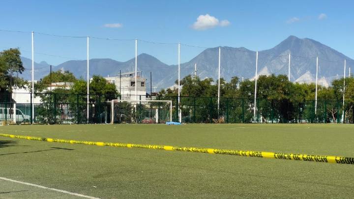 Hombre de la tercera edad muere tras desvanecerse mientras jugaba futbol en Monterrey