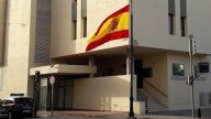 Agentes de la Policía Nacional auxilian a un octogenario hallado en el suelo de su vivienda en Fuengirola