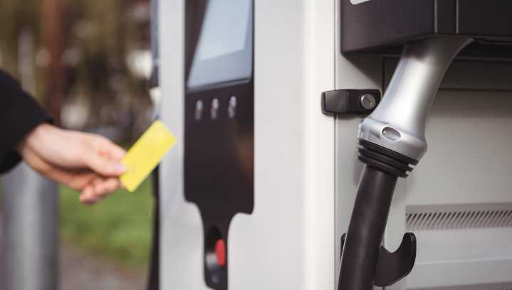 ¿Por qué no hay más puntos de recarga eléctricos en las gasolineras? Hasta 3 años de espera para activarlos