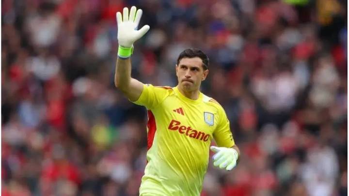 Dibu Martínez fue nominado para el premio The Best a mejor arquero