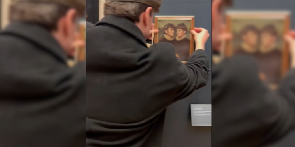 Dos ‘influencers’ dejan en evidencia al Louvre colocando un cuadro suyo cerca de la Mona Lisa sin que la seguridad del museo se diera cuenta