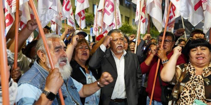 Pensión de S/3.300 para maestros sigue postergándose en el Congreso: “Nos sentimos defraudados”