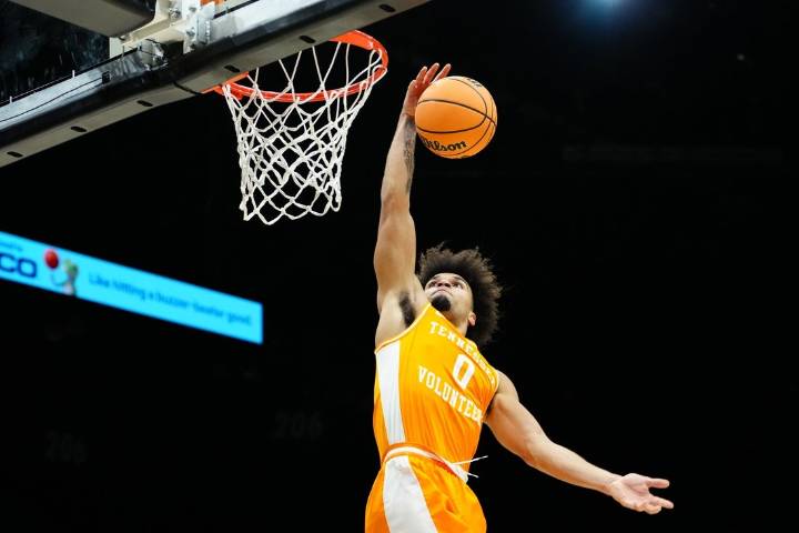 Deadspin | No. 17 Tennessee topples No. 3 Houston, improves to 2-0 at Players Era