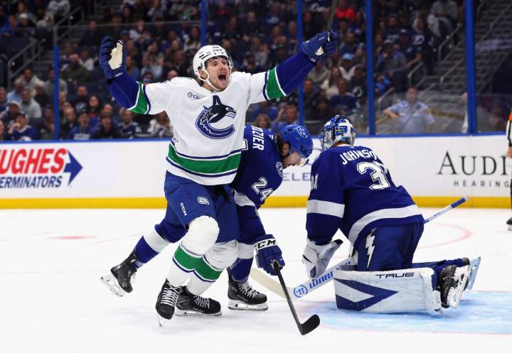 Canucks score 5 3rd-period goals to beat Lightning 6