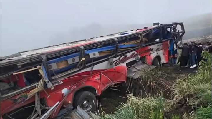 Video del momento exacto en que un autobús cae a un abismo en Ecuador: aumentan a 21 muertos por el trágico accidente