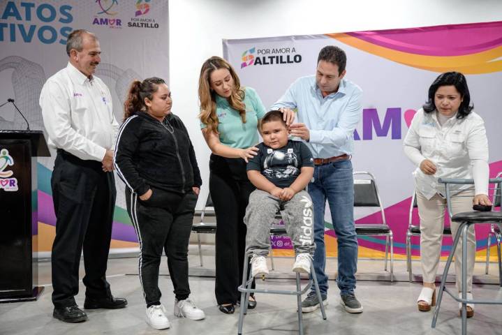 DIF Saltillo entrega 150 aparatos auditivos más con el programa ‘Te Escucho con Amor’