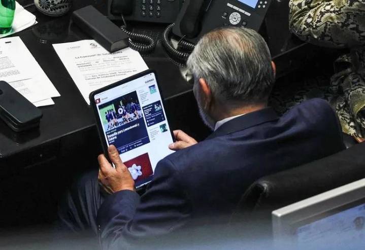 Censura en el Senado: fotógrafos bloqueados por captar a Adán Augusto viendo deportes