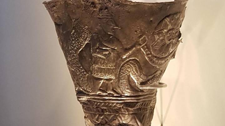 El cáliz de plata de hace 4.300 años encontrado en Judea y que mostraría la representación más antigua conocida del origen del universo