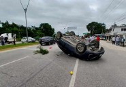 Accidente en la Av. José López Portillo deja un vehículo volcado en Cancún