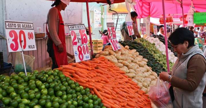 Inflación se modera tras recorte en la tasa de interés de Banxico: ¿Qué productos fueron los que bajaron y subieron de precio en octubre de 2025?