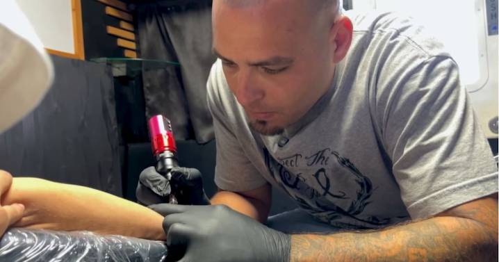 Tattoo therapy: Former prisoners heal with art and talking