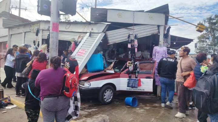 Tráiler embiste taxi y lo lanza contra caseta; 4 heridos en Oaxaca