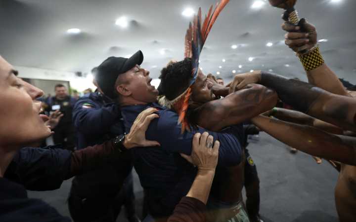 'La crisis climática es una crisis de salud': activistas entran a zona restringida de la COP30
