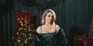 Country’s Kat Luna Drops Heartwarming Christmas Song “Evergreen”