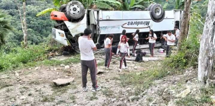 Tres muertos y más de 20 heridos al volcar un autobús en Veracruz
