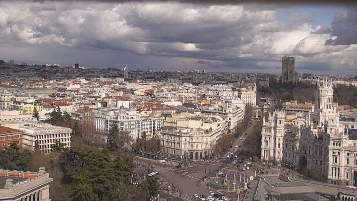 Nubes, alguna llovizna en la sierra y pocos cambios en los termómetros este lunes en Madrid