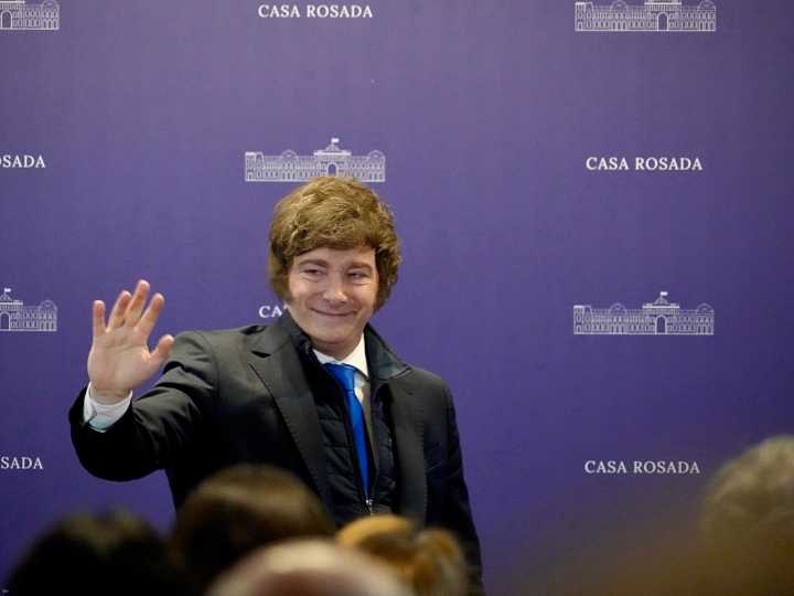 Javier Milei sugirió en una entrevista con Financial Times que sostendrá el esquema de bandas del dólar hasta el final su mandato