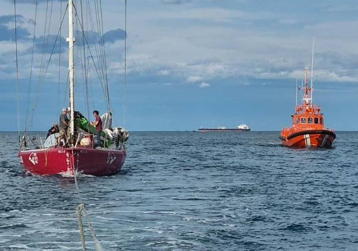 Rescatan a siete tripulantes de un velero a la deriva en la costa vasca: «Habían empezado a rozar con las rocas del fondo»