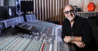 Emilio Estefan revela cómo defendió su identidad latina en Estados Unidos