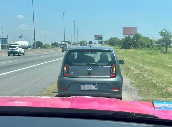 (VIDEO) En la Autopista BsAs-La Plata ya persiguen detienen e infraccionan a quienes poseen patentes "adulteradas"