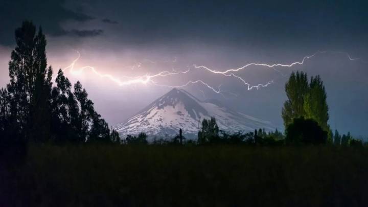 El Parque Nacional Lanín advirtió que rige una alerta naranja por tormentas eléctricas