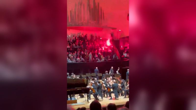 Manifestantes irrumpen en concierto de la Filarmónica de Israel en París