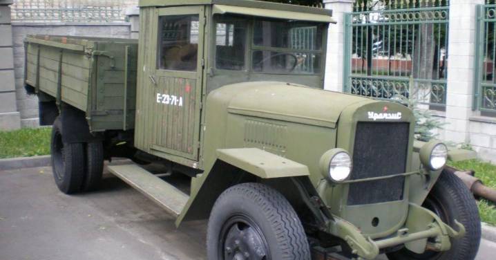 Eduardo Barreiros llega al salón del vehículo de época