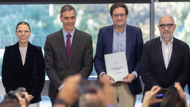 Gobierno, UGT y CSIF firman la subida salarial pactada para los empleados públicos: un 11% acumulado hasta 2028