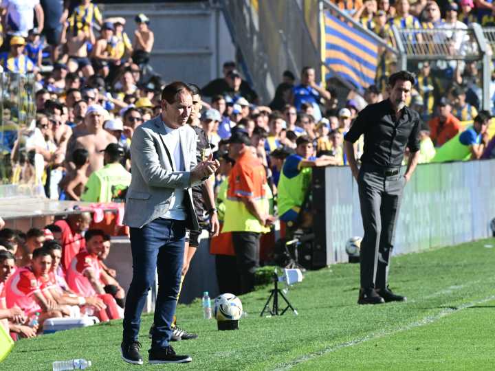 La bronca de Holan, el DT de Rosario Central, contra el "espaldazo" en el pasillo de Estudiantes: "Fue una falta de respeto"