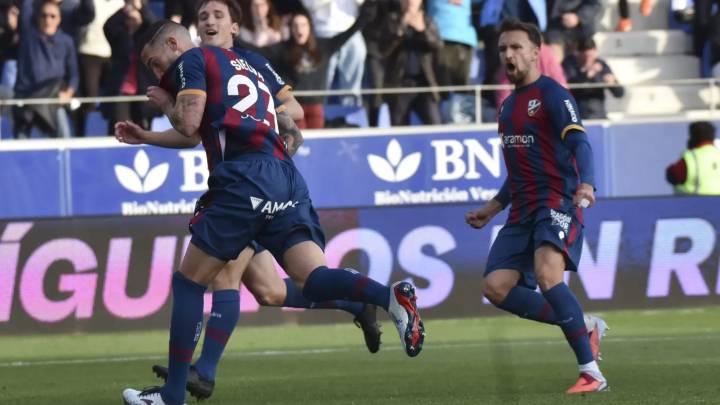 El Huesca ahuyenta los fantasmas con un sufrido triunfo ante el Sporting de Gijón (2