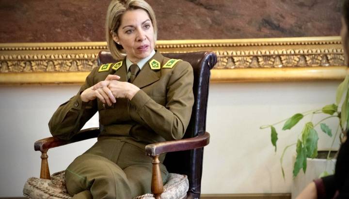 Jefa de Carabineros destaca estrategia de seguridad en Valparaíso y atribuye delitos estivales en Viña a "toldos azules" de Santiago