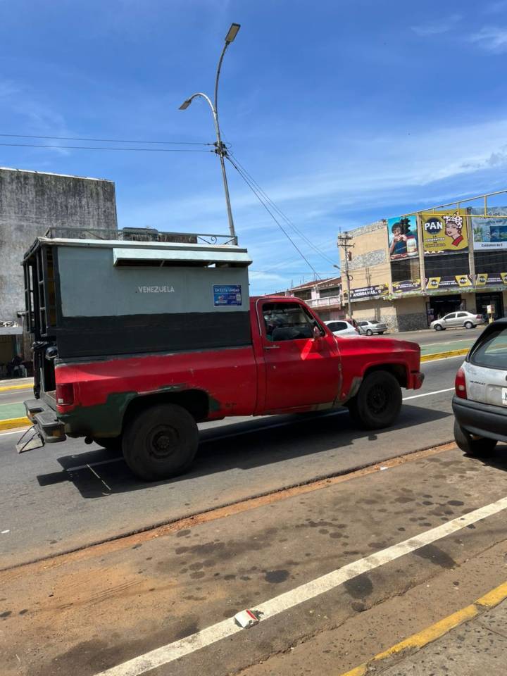 Guayaneses se arriesgan a usar “perreras” ante falta de transporte