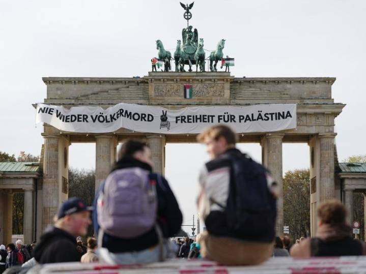 Pro-Palestinian activists use lift to scale Berlin's Brandenburg Gate