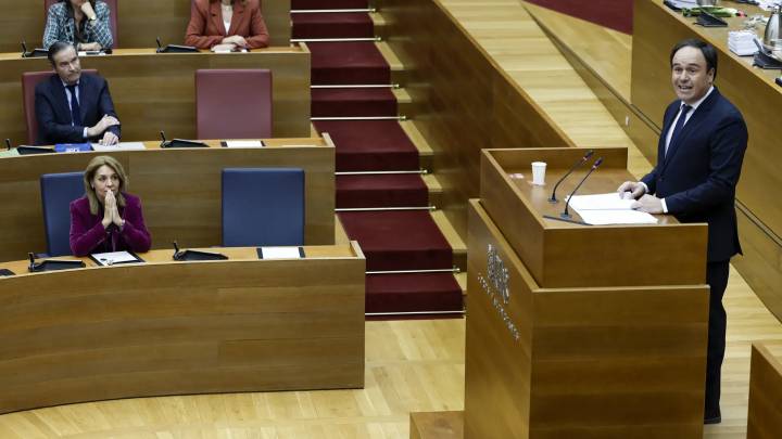 Llorca recoge las exigencias de Vox en Pacto Verde e inmigración y anuncia universidad gratis el primer año y puntos de Urgencias